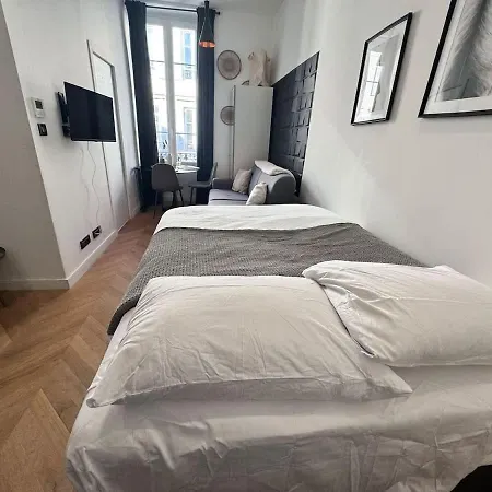 Bright Modern & Walkable Apartment