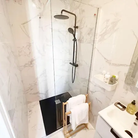 Bright Modern & Walkable Apartment *